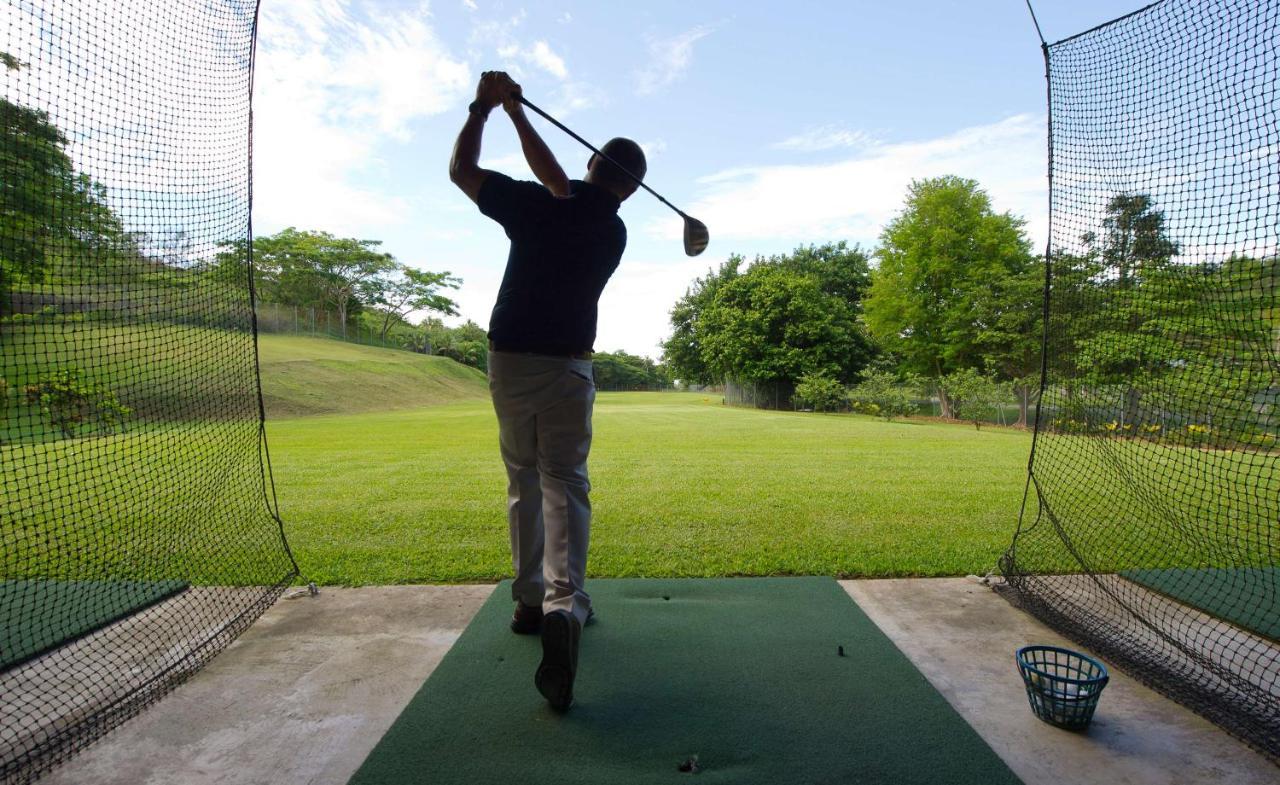奥瑞格斐济海滩度假酒店 克罗托格 外观 照片 A golfer practicing at a driving range